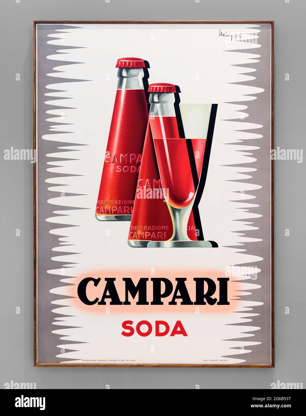 Poster vintage incorniciato che pubblicizzano cocktail Campari Soda italiani con bottiglie di bevanda rossa e un elegante vetro conico appeso su una parete grigia Foto Stock
