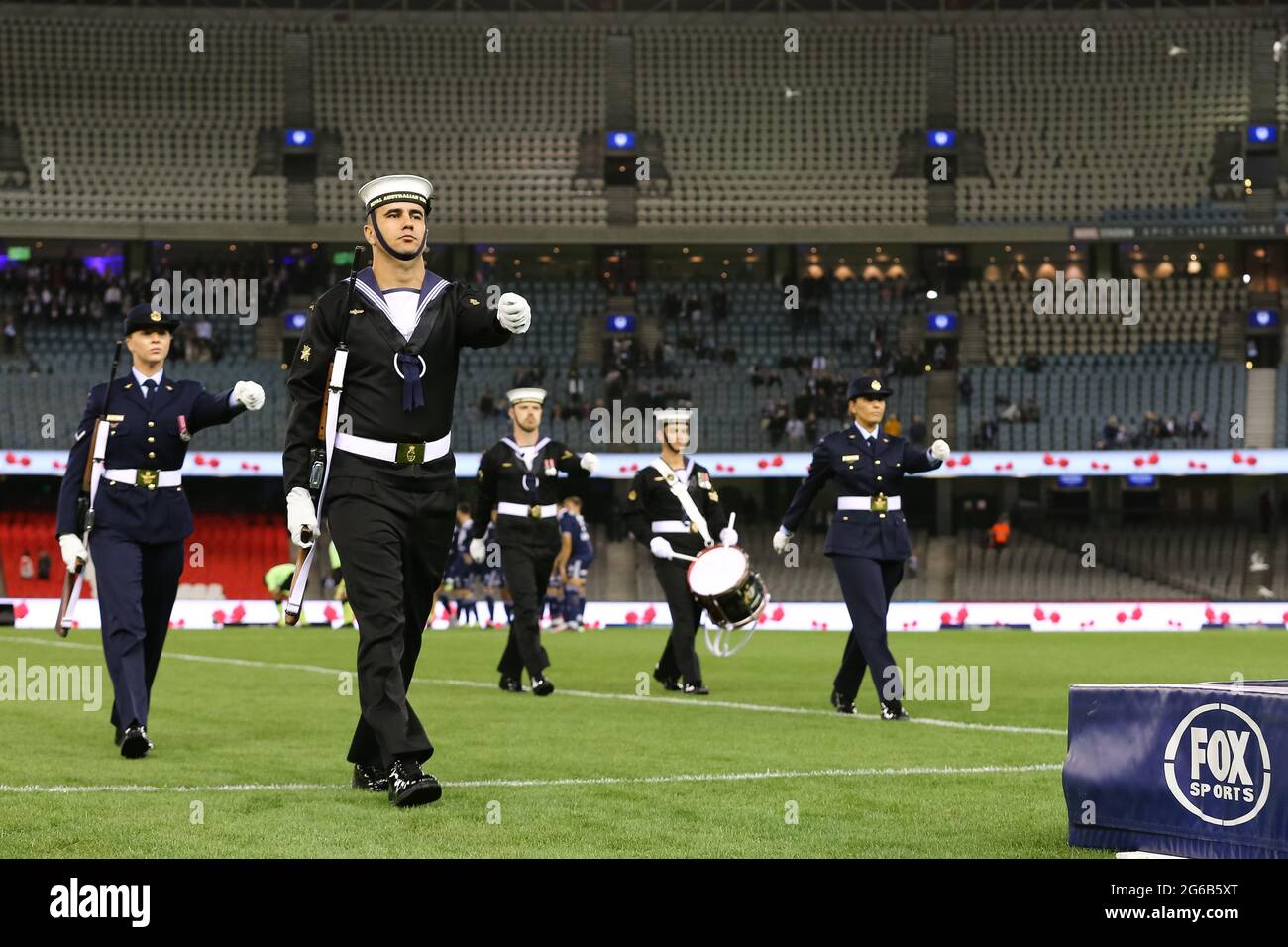 MELBOURNE, AUSTRALIA - 23 APRILE: Rappresentanti dell'Esercito, della Marina e dell'Aeronautica militare hanno partecipato alla cerimonia pre-partita ANZAC Day durante la partita di calcio Hyundai A-League tra Melbourne Victory e Western Sydney Wanderers FC il 23 aprile 2021 al Marvel Stadium di Melbourne, Australia. (Foto di Dave Hewison) Foto Stock