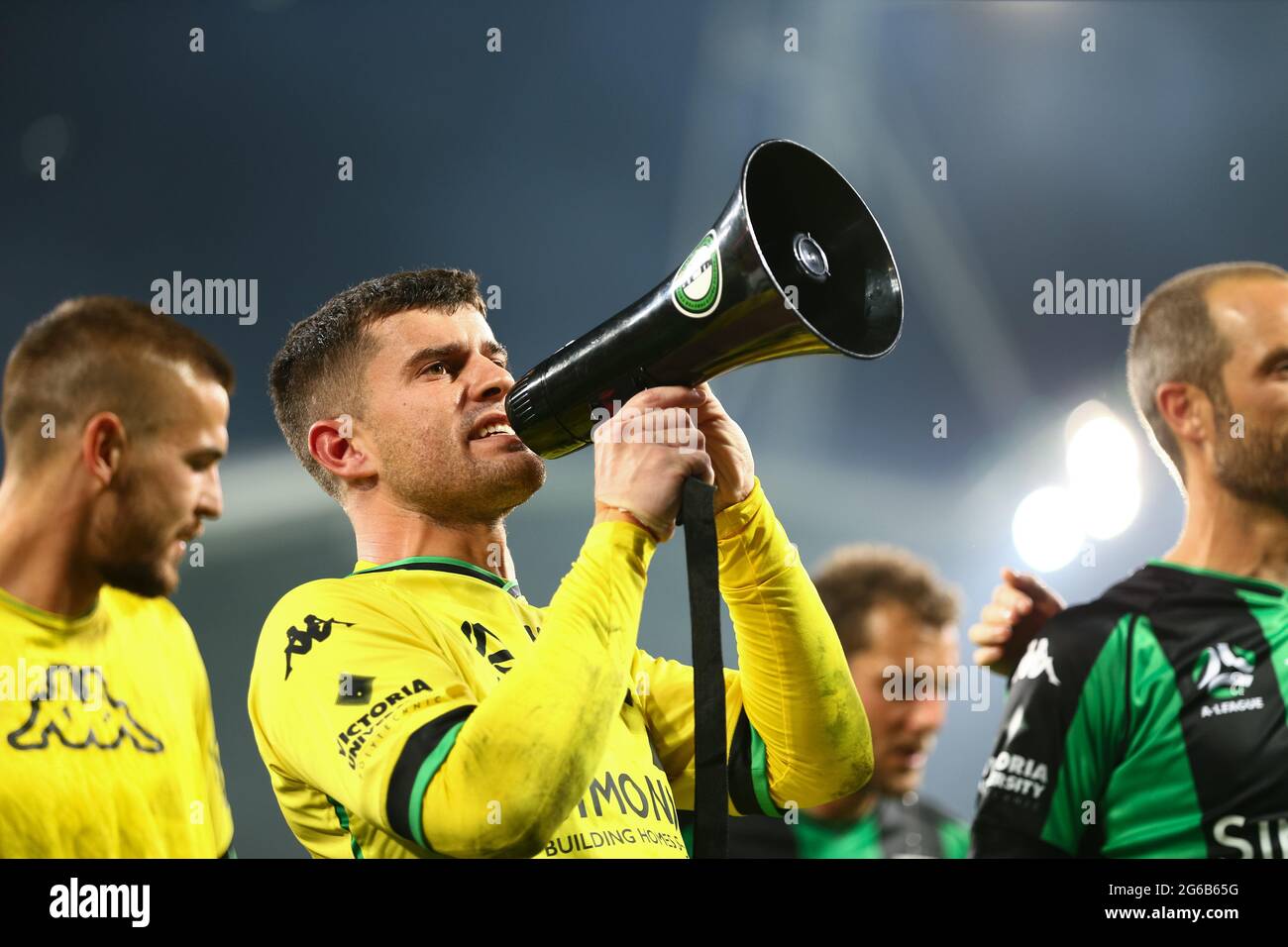 MELBOURNE, AUSTRALIA - 1 APRILE: Ryan Scott della Western United canta ai suoi fan su un megafono durante la partita di calcio Hyundai A-League tra il Western United FC e il Melbourne City FC il 1° aprile 2021 all'AAMI Park di Melbourne, Australia. (Foto di Dave Hewison) Foto Stock