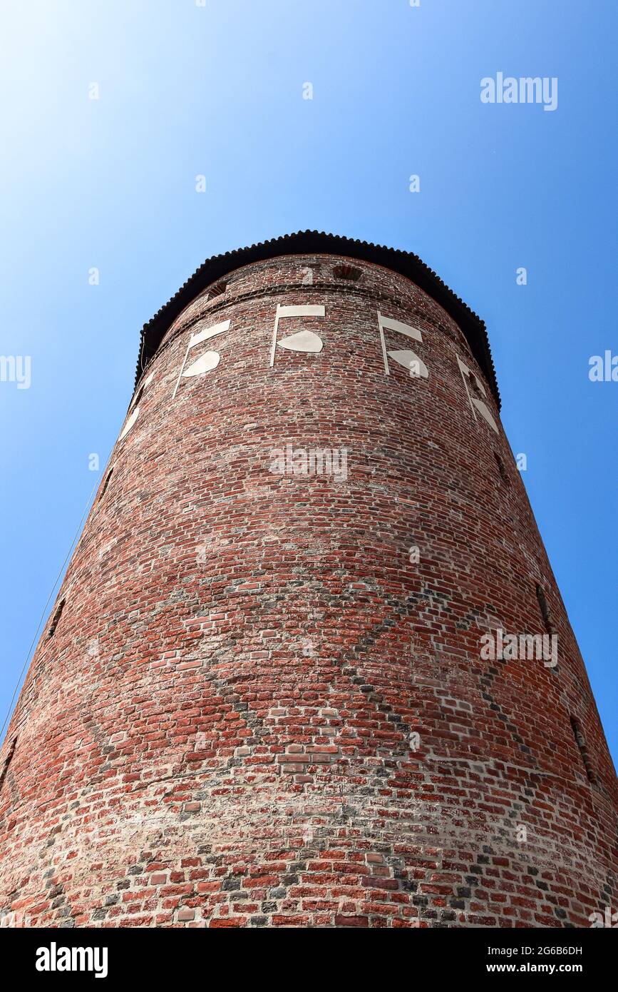 La torre del castello teutonico di Bytów, costruita nel XIV e XV secolo vista dal basso Foto Stock