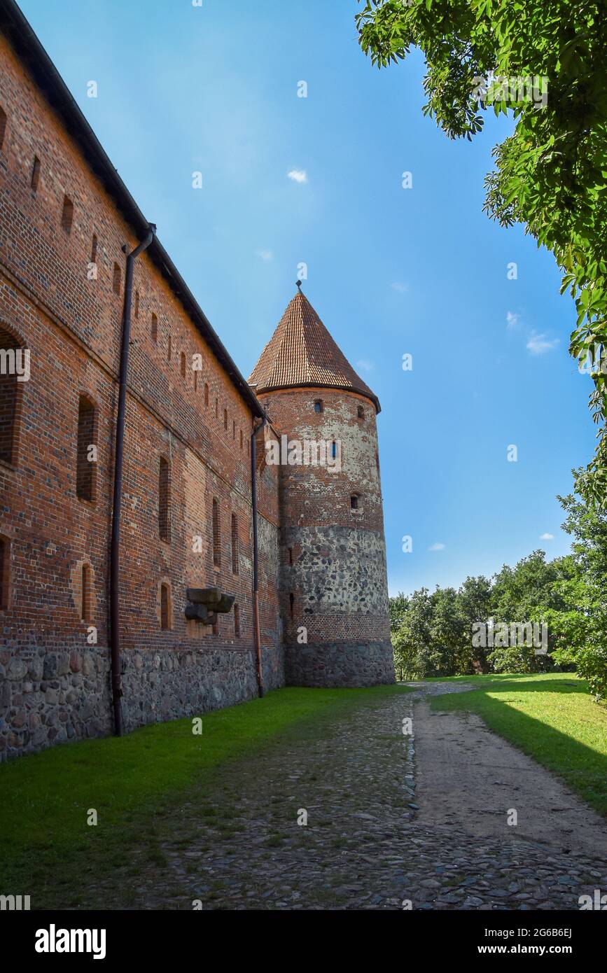 Il muro e la torre del castello teutonico di Bytów, costruito nel XIV e XV secolo Foto Stock