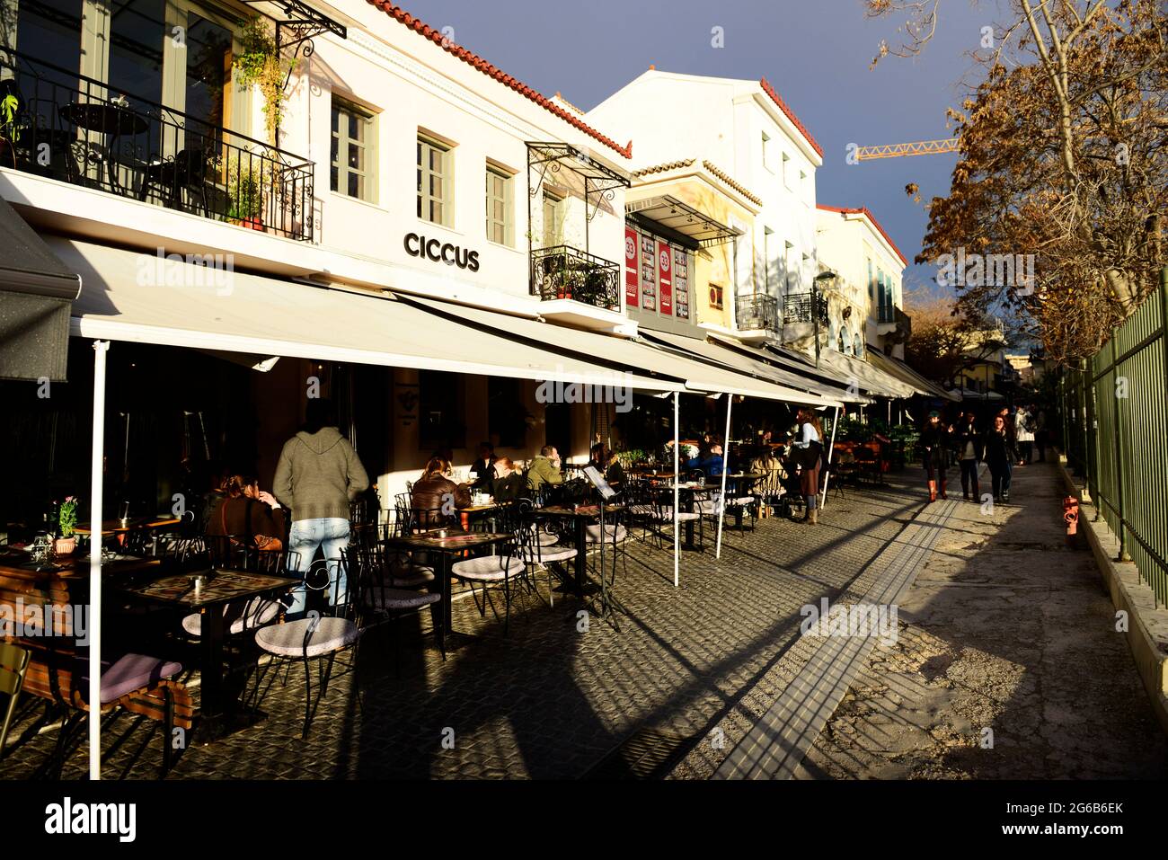Taverne e ristoranti lungo la via Adrianou pdeestrian a Monastirakiou, Atene, Grecia. Foto Stock