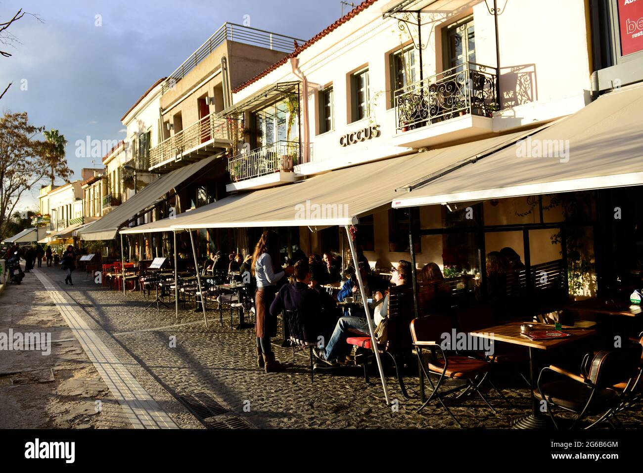 Taverne e ristoranti lungo la via Adrianou pdeestrian a Monastirakiou, Atene, Grecia. Foto Stock