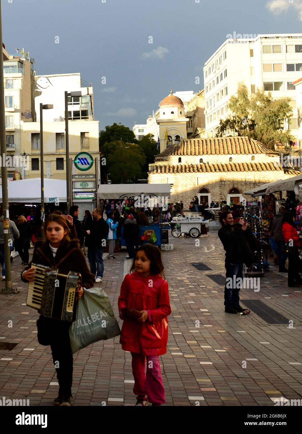 Una ragazza ROM zingara che suona fisarmonica nel centro di Atene, in Grecia. Foto Stock