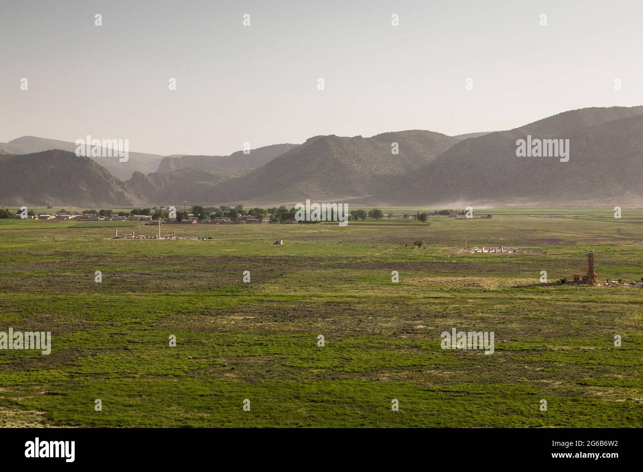 Panorama di Pasargadae, prima capitale dell'Impero achemenide di Ciro II il Grande, Provincia di Fars, Iran, Persia, Asia Occidentale, Asia Foto Stock