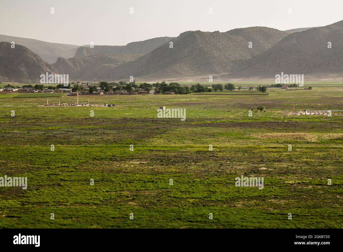 Panorama di Pasargadae, prima capitale dell'Impero achemenide di Ciro II il Grande, Provincia di Fars, Iran, Persia, Asia Occidentale, Asia Foto Stock