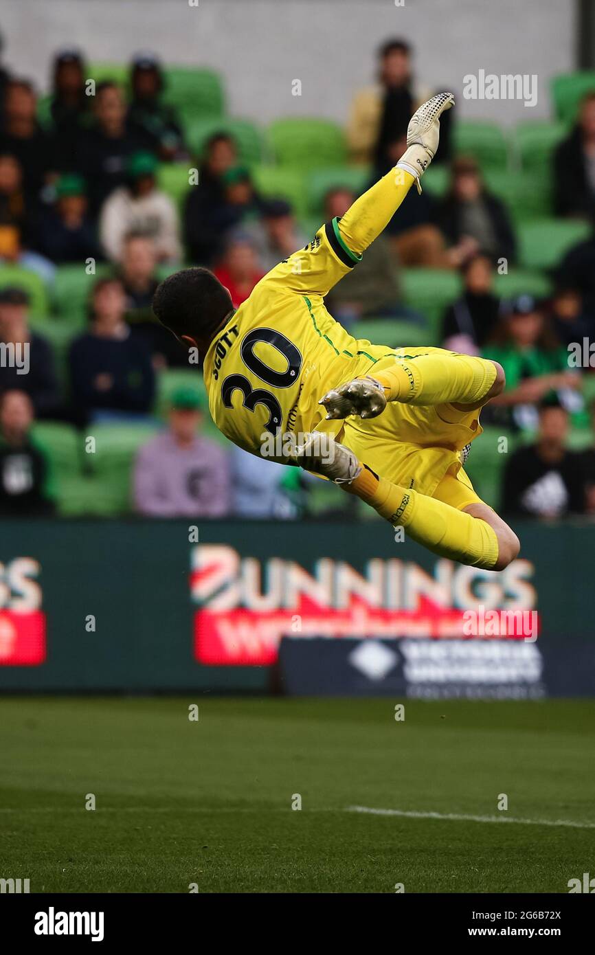 MELBOURNE, AUSTRALIA - 14 MARZO: Ryan Scott della Western United deflette il pallone durante la partita di calcio Hyundai A-League tra la squadra di calcio Western United FC e la squadra di football Brisbane Roar FC il 14 marzo 2021 presso l'AAMI Park di Melbourne, Australia. (Foto di Dave Hewison) Foto Stock