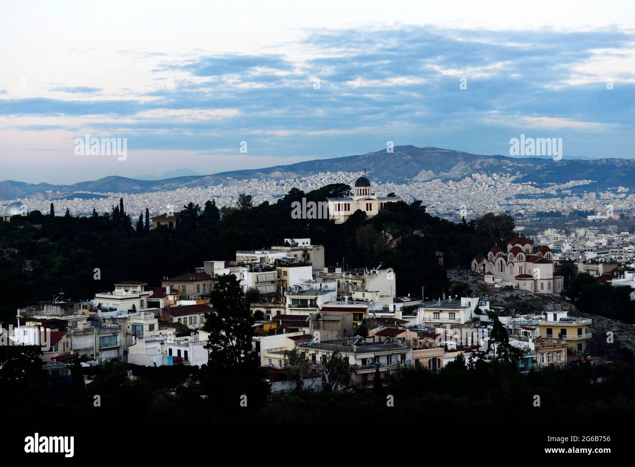 L'Osservatorio Nazionale si trova in cima alla collina di Nymphs a Thissio, Atene, Grecia. Foto Stock