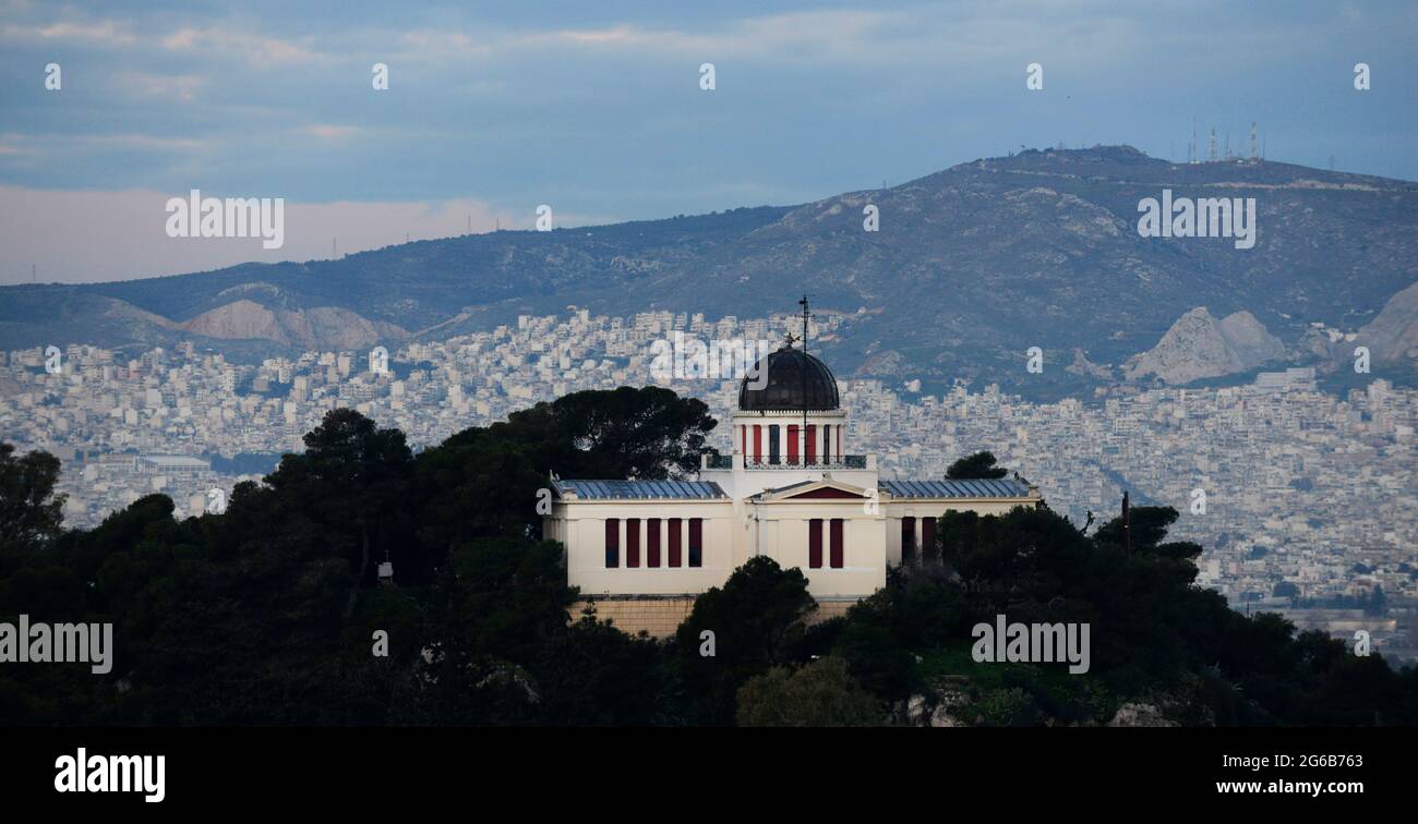 L'Osservatorio Nazionale si trova in cima alla collina di Nymphs a Thissio, Atene, Grecia. Foto Stock