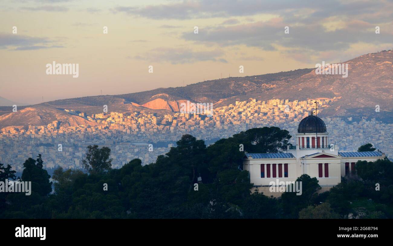 L'Osservatorio Nazionale si trova in cima alla collina di Nymphs a Thissio, Atene, Grecia. Foto Stock