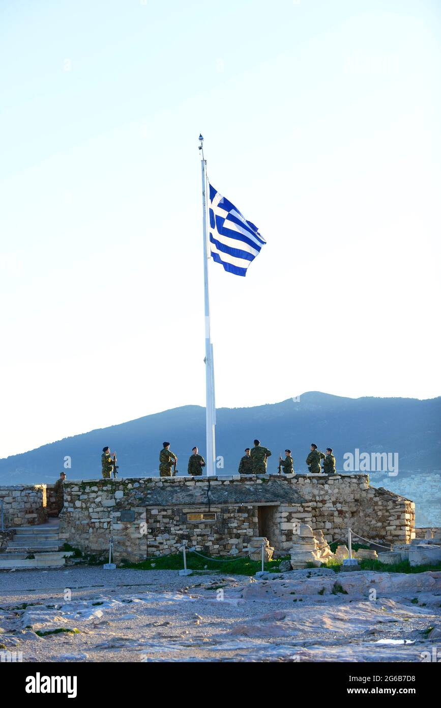 I solder greci salutano la bandiera greca durante la cerimonia della bandiera di primo mattino in cima all'Acropoli di Atene, in Grecia. Foto Stock