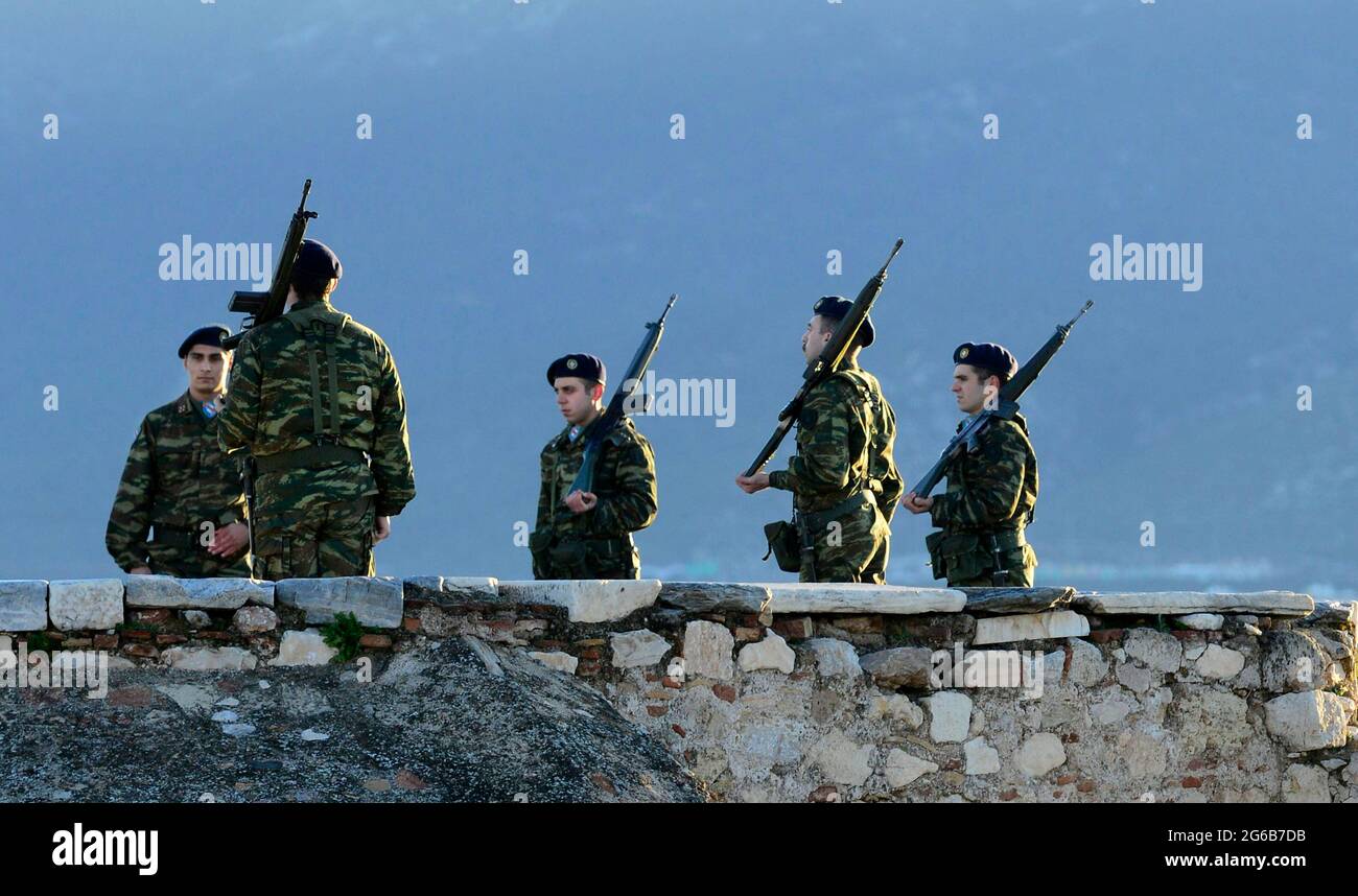 I solder greci salutano la bandiera greca durante la cerimonia della bandiera di primo mattino in cima all'Acropoli di Atene, in Grecia. Foto Stock