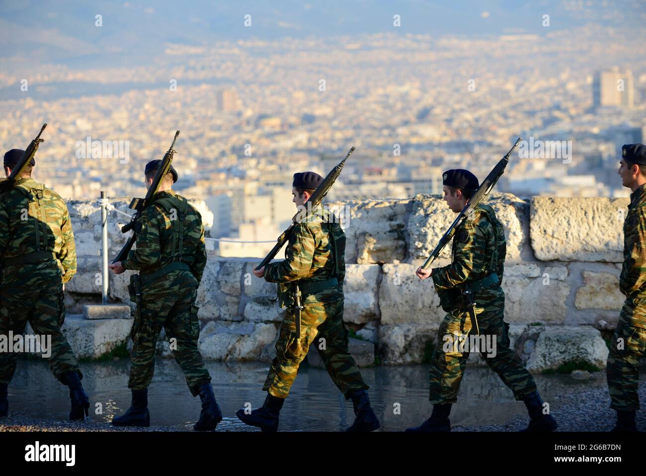 Soldati greci che marciavano giù dall'Acropoli dopo la cerimonia della bandiera greca. Atene, Grecia. Foto Stock