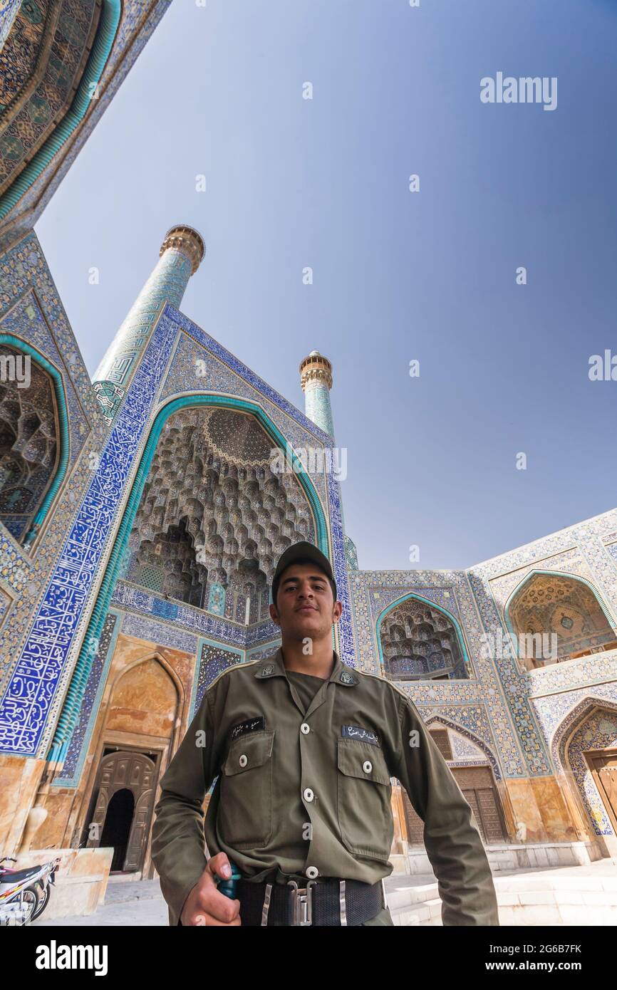 Giovane ragazzo in uniforme all'ingresso della moschea di Imam (moschea di Shah), piazza Imam, Isfahan (Esfahan), Provincia di Isfahan, Iran, Persia, Asia occidentale, Asia Foto Stock