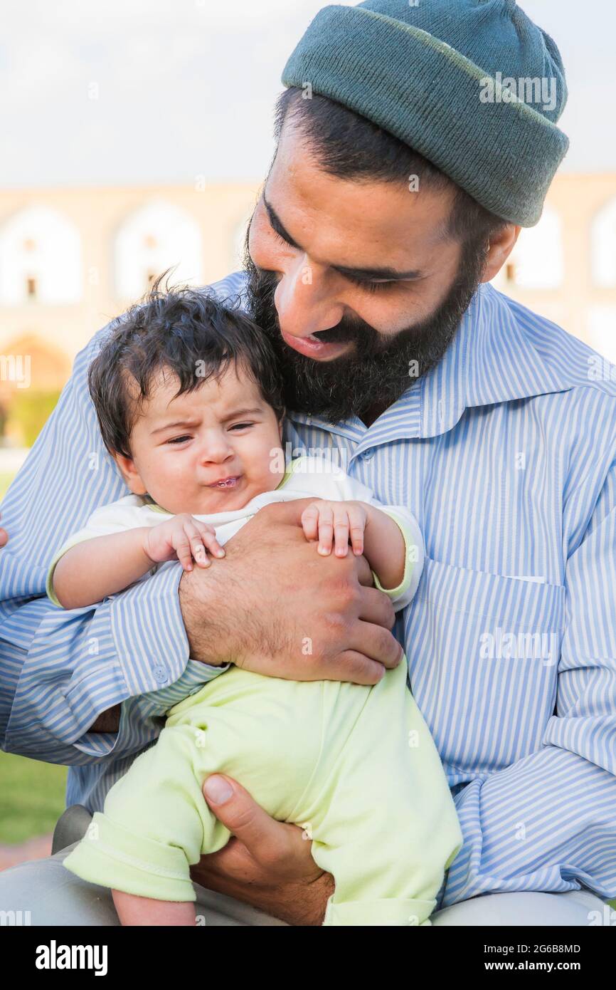 Padre e un bambino, in piazza Imam, Isfahan (Esfahan), Provincia di Isfahan, Iran, Persia, Asia occidentale, Asia Foto Stock