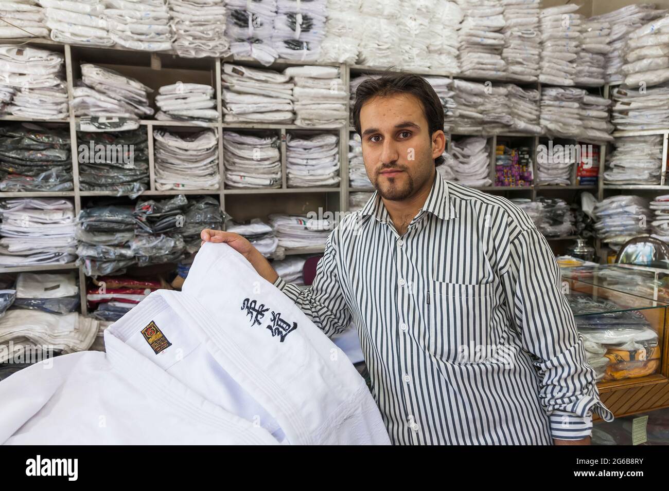 JUDO uniforme negozio e proprietario in centro, Isfahan (Esfahan), Provincia di Isfahan, Iran, Persia, Asia occidentale, Asia Foto Stock