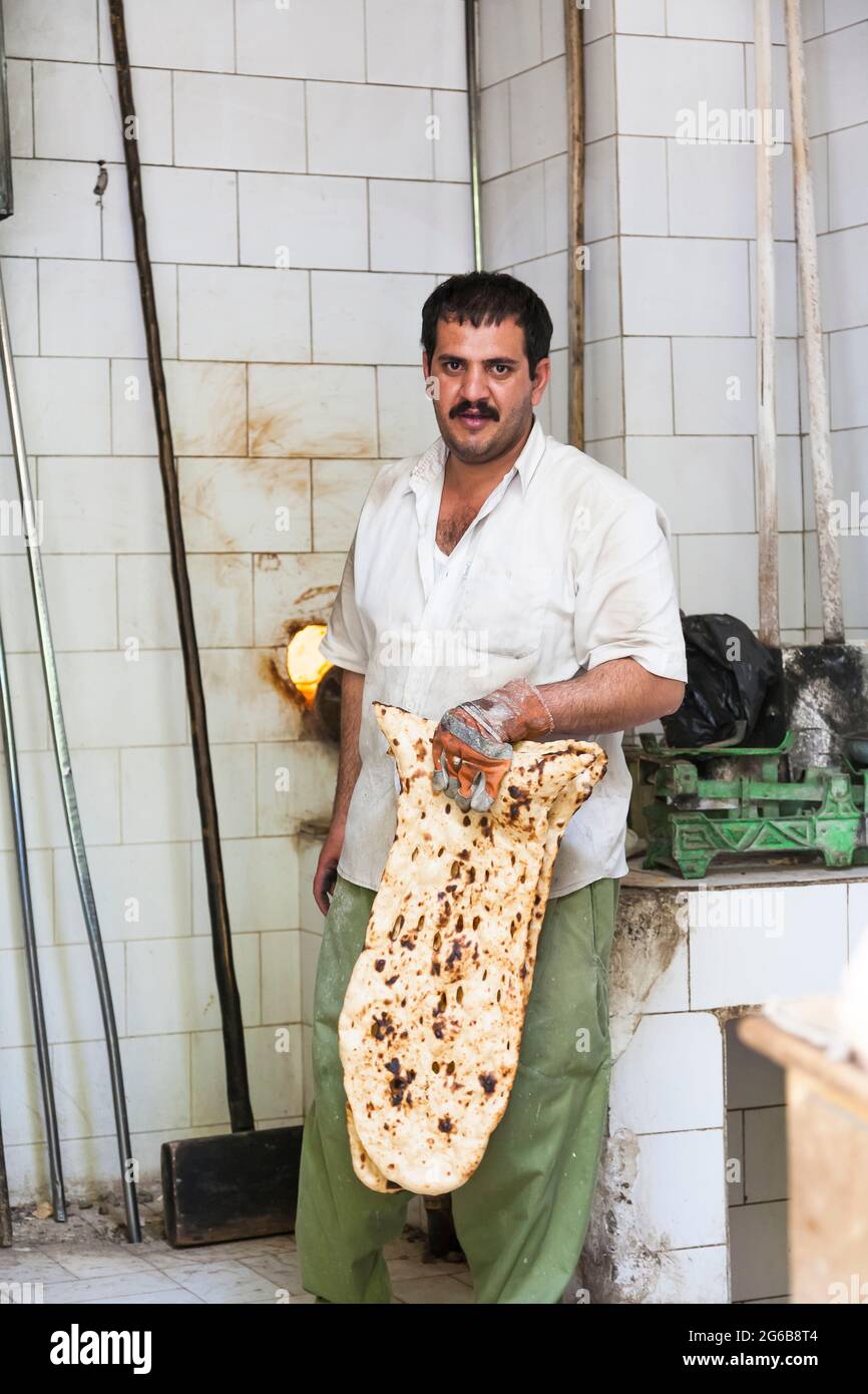 Baker accanto al forno per il pane, al panificio in centro, Isfahan (Esfahan), Provincia di Isfahan, Iran, Persia, Asia occidentale, Asia Foto Stock