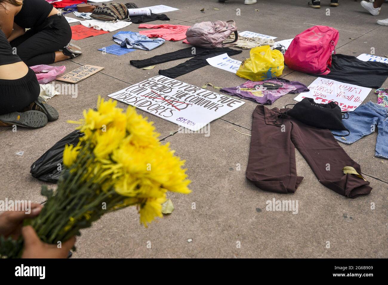 San Salvador, El Salvador. 04 luglio 2021. Vista di un terreno commemorativo visto coperto da cartelli e vestiti delle vittime di femminidi. Un memoriale è stato tenuto per le vittime della violenza di genere a El Salvador, dove il paese ha registrato un aumento del 2020% delle femminicidi rispetto al 33. Credit: SOPA Images Limited/Alamy Live News Foto Stock