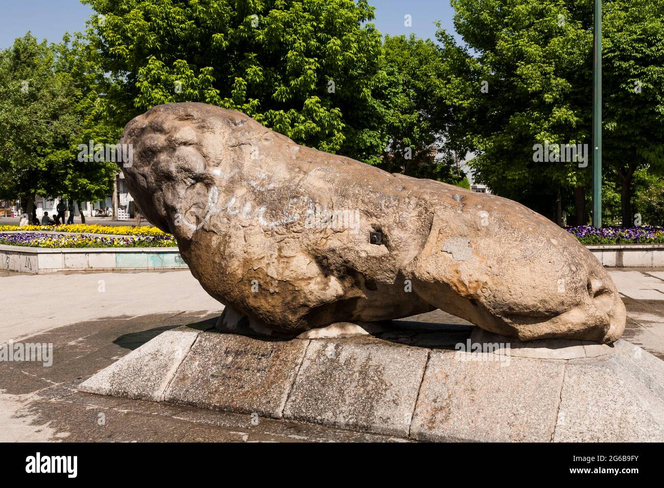 Sang-e Shir, il Leone di pietra, come monumento porta del Leone dell'antica Ecbatana, Hamedan (Hamadan), Provincia di Hamadan, Iran, Persia, Asia occidentale, Asia Foto Stock