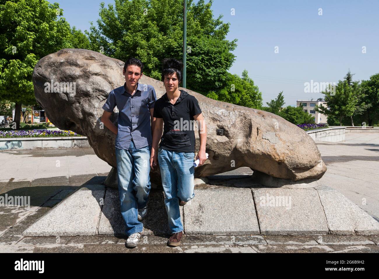 Ragazzi giovani a Sang-e Shir, il Leone di pietra, antica Ecbatana, Hamedan (Hamadan), Provincia di Hamadan, Iran, Persia, Asia occidentale, Asia Foto Stock