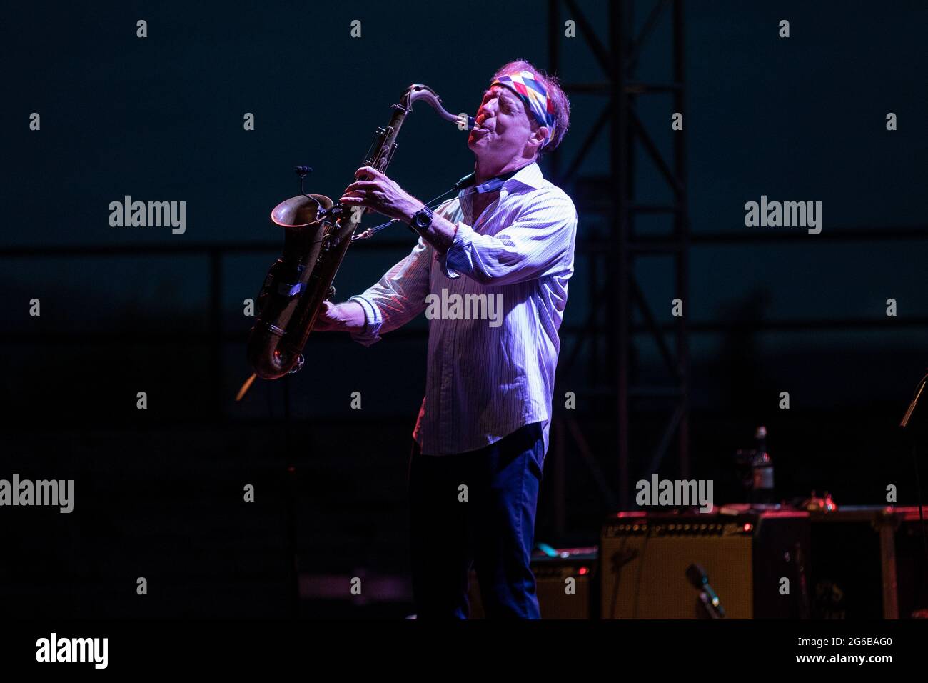 Bill Evans suona sassofono durante ROBBEN FORD & BILL EVANS - Festival Tener-a-mente 2021, Concerto musicale, Gardone Ri - Photo .LiveMedia/Stefano Nicoli Foto Stock