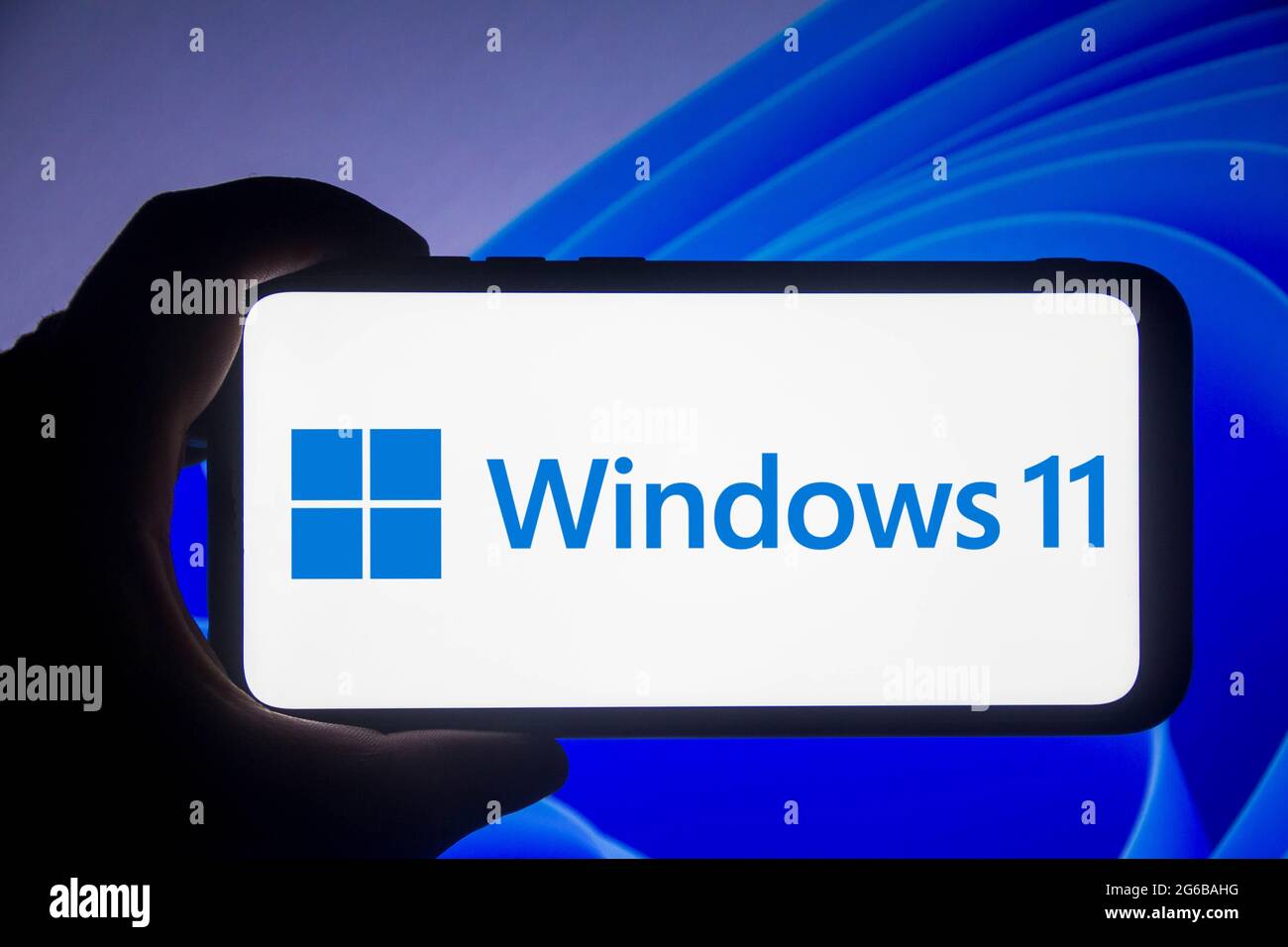 Brasile. 04 luglio 2021. In questa illustrazione fotografica viene visualizzato il logo di Windows 11 sullo smartphone. È una versione principale del sistema operativo Windows NT (Foto di Rafael Henrique/SOPA Images/Sipa USA) Credit: Sipa USA/Alamy Live News Foto Stock