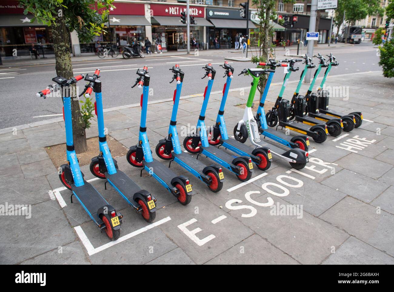 File photo datato 29/6/2021, General view of e-Scooters operated by Dott, Lime and Tier at an e-Scooter hire point in Kensington, West London. Una prova di e-scooter a Londra è in programma di essere ampliato a tre altri distretti. Città di Londra, Southwark e alcune parti di Lambeth inizieranno a lanciare e-scooter da Lunedi, portando il numero totale disponibile per l'affitto nella capitale a 1,200. Data di emissione: Lunedì 5 luglio 2021. Foto Stock