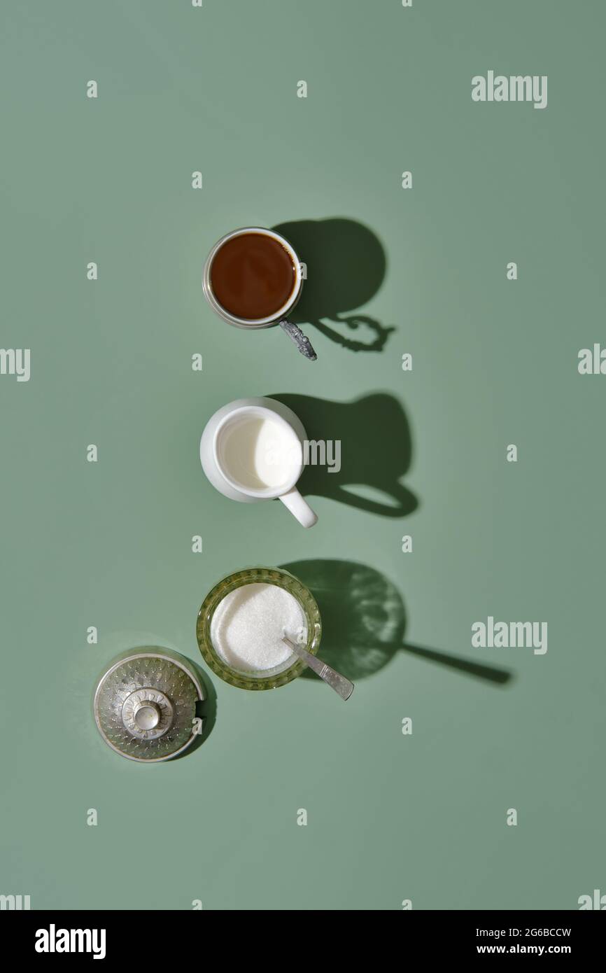 Concetto di caffè - vista dall'alto di una tazza di caffè, macchina per caffè geyser e shugar Foto Stock