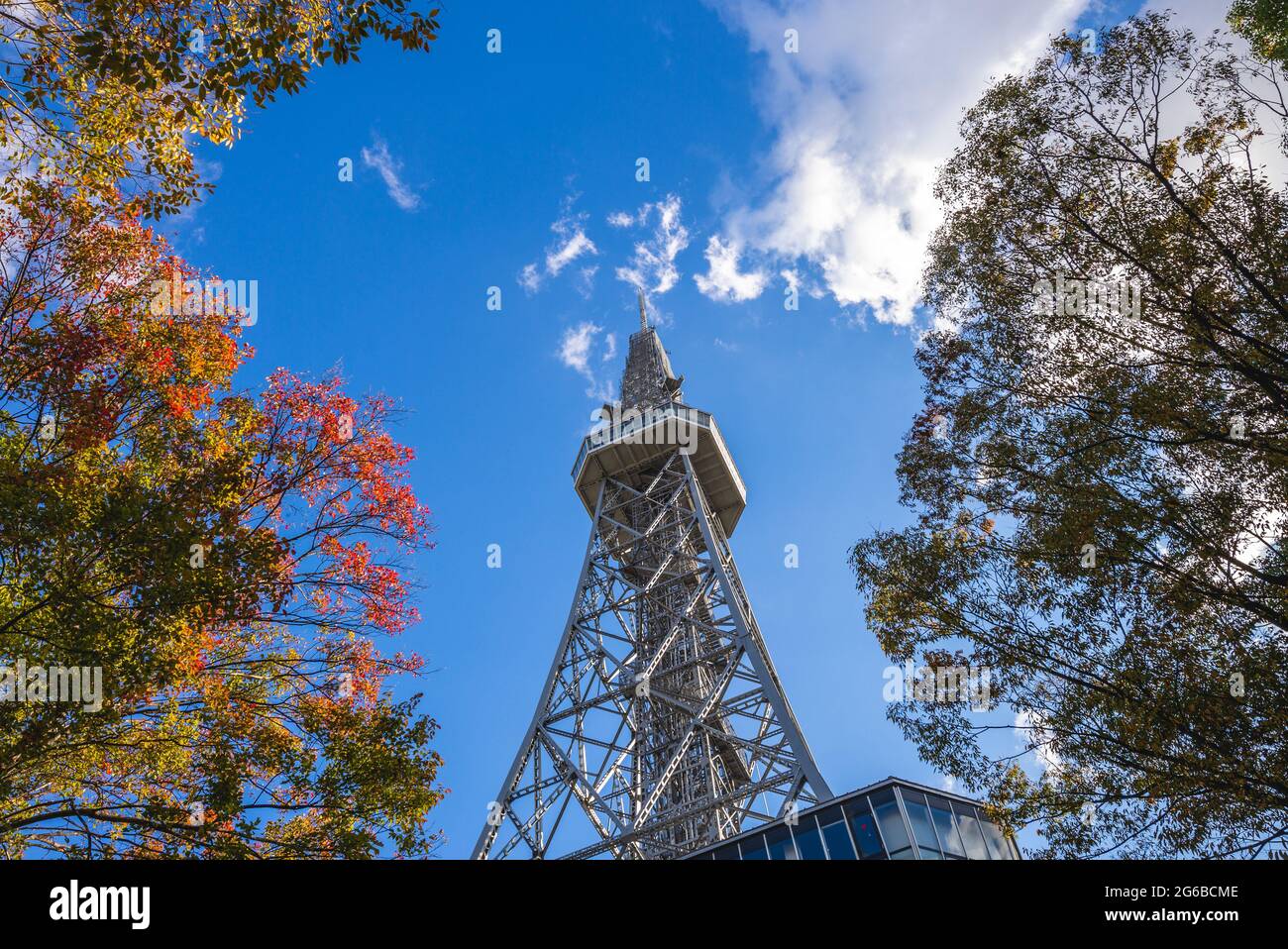 scatto ad angolo basso della torre nagoya, punto di riferimento di nagoya in giappone Foto Stock