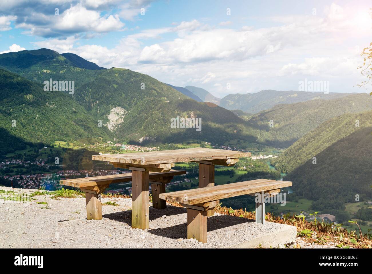 Luogo di riposo con una splendida vista panoramica sulla Val di Soca, uno dei luoghi migliori per il turismo in Slovenia Foto Stock