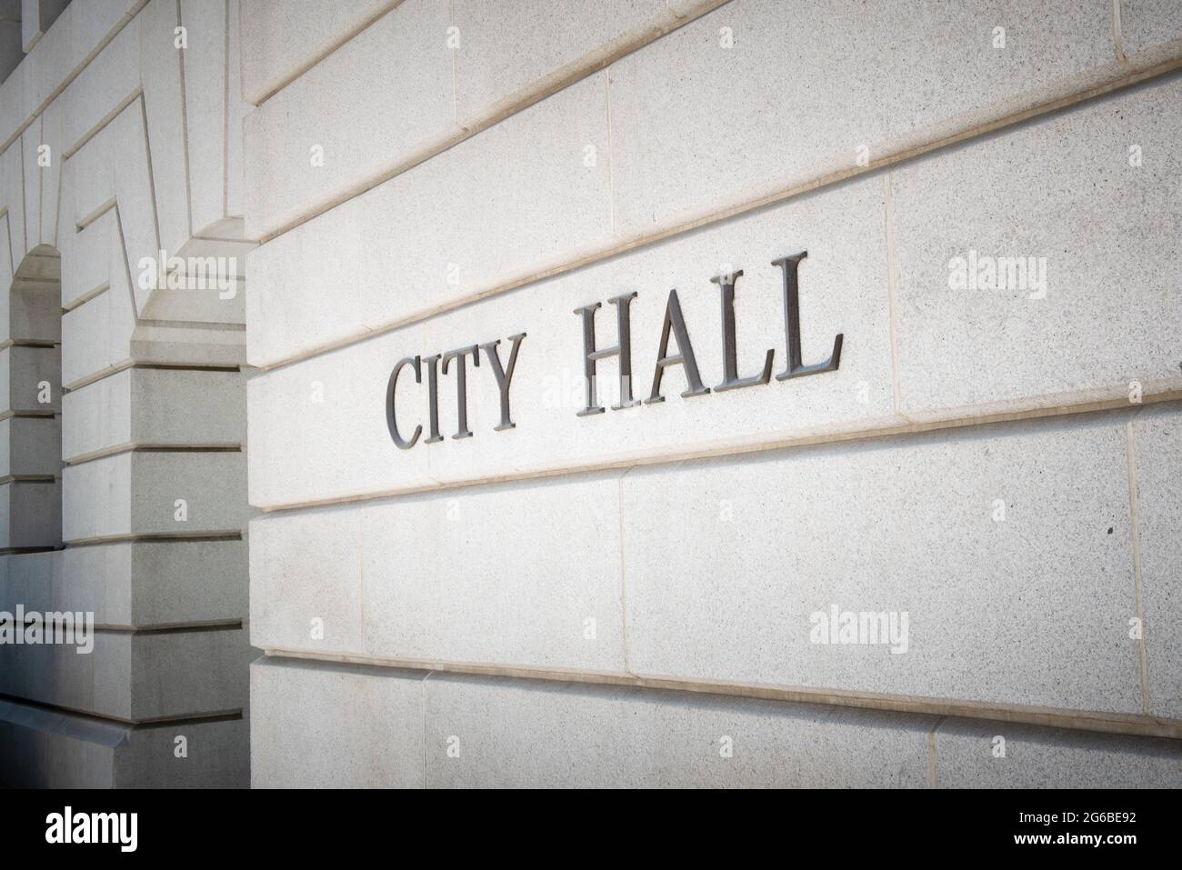 Primo piano del cartello City Hall su un muro, Los Angeles, California, USA Foto Stock