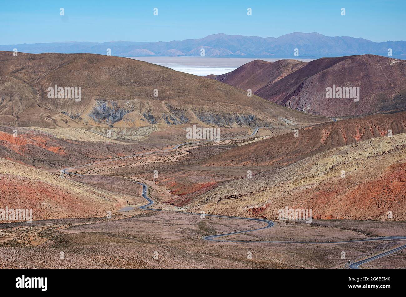 Strada tortuosa attraverso paesaggio rurale di montagna, Jujuy, Argentina Foto Stock