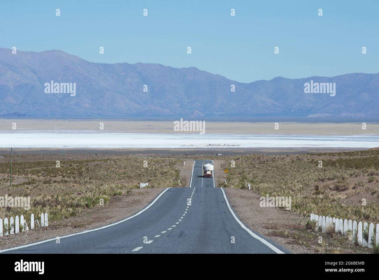 Camion che guida lungo una strada per salinas grandes, Jujuy, Argentina Foto Stock