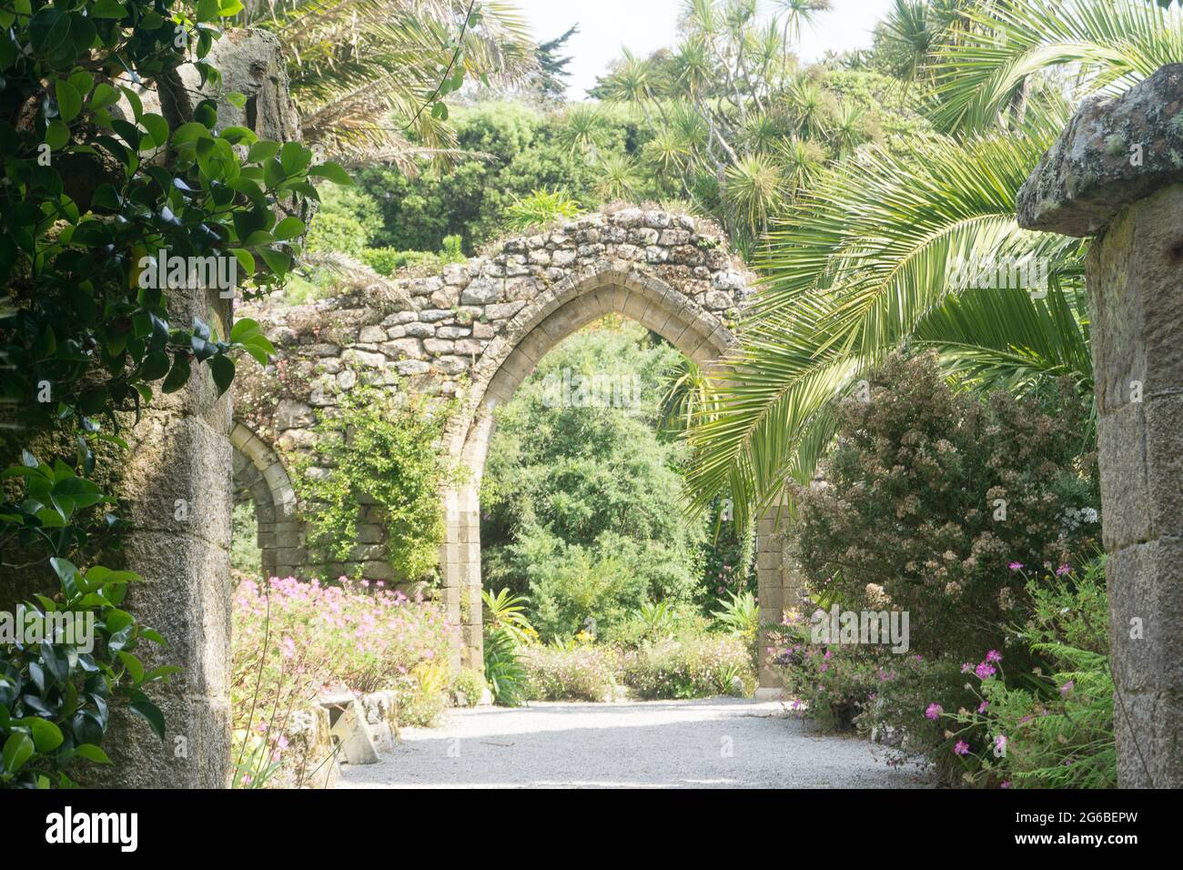 Arco delle rovine dell'abbazia benedettina in Abbey Gardens, Tresco, Isole di Scilly, Cornovaglia, Regno Unito Foto Stock
