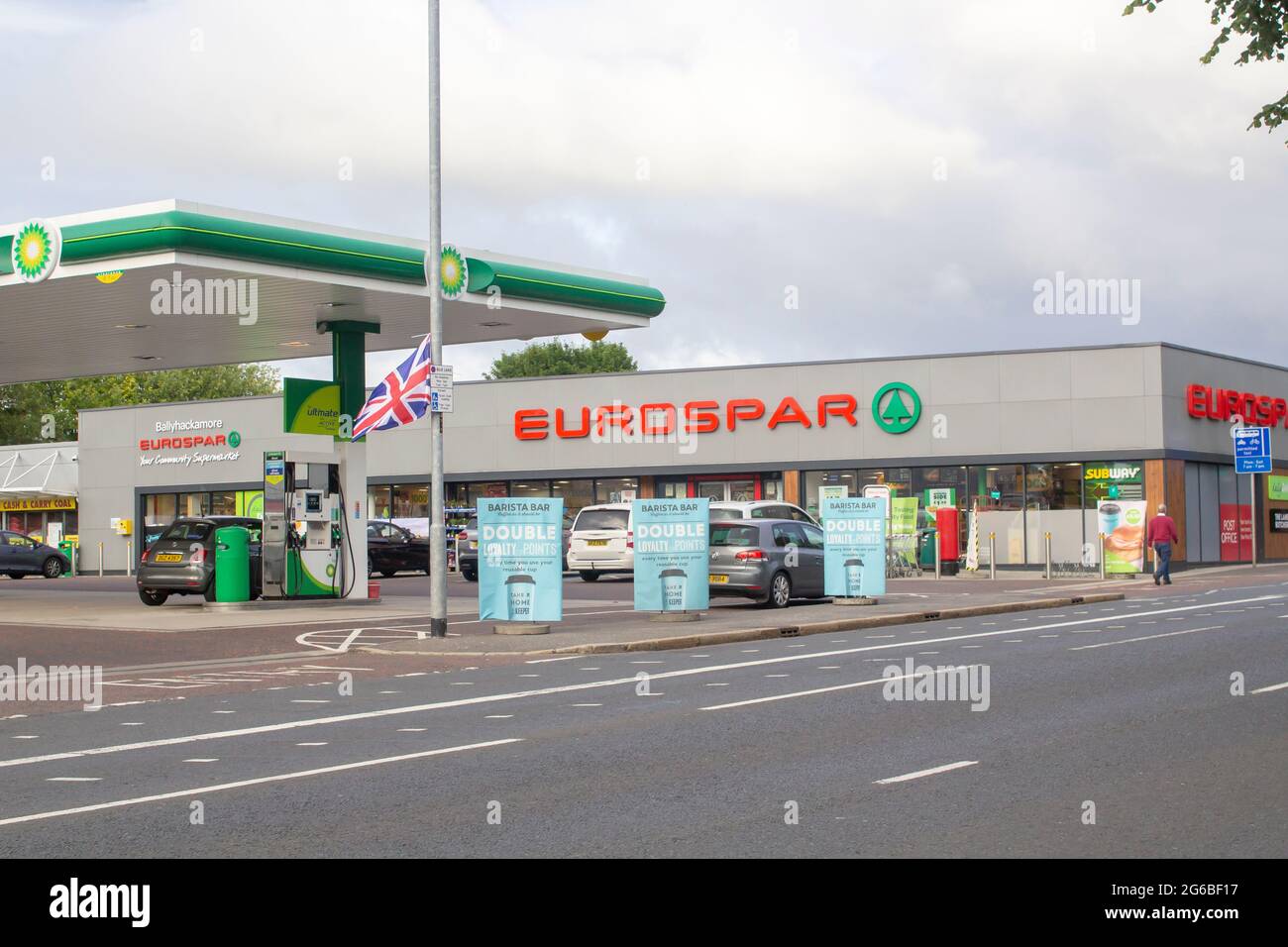 4 luglio 2021 Newtownards Road Belfast Irlanda del Nord UN moderno complesso commerciale al dettaglio che ospita un grande supermercato Eurospar e una stazione di rifornimento carburante p Foto Stock