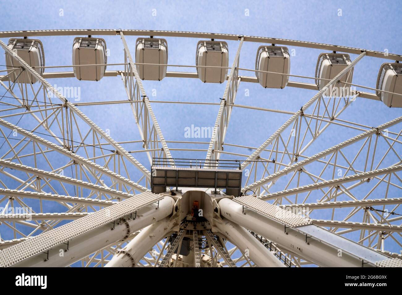 Ruota in ferro bianca grande all'aperto - Marsiglia Francia Foto Stock
