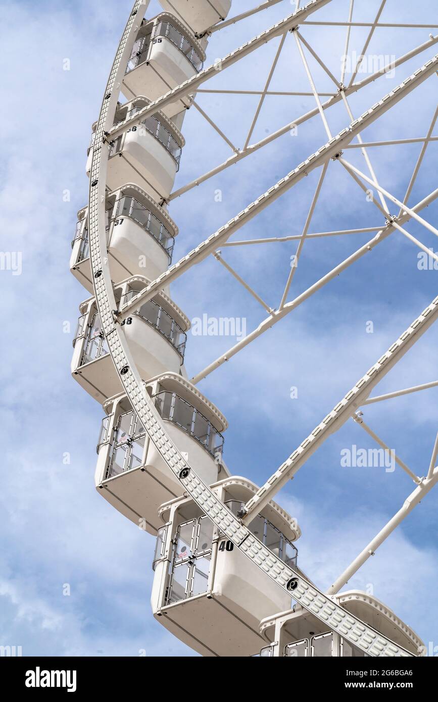 Ruota in ferro bianca grande all'aperto - Marsiglia Francia Foto Stock