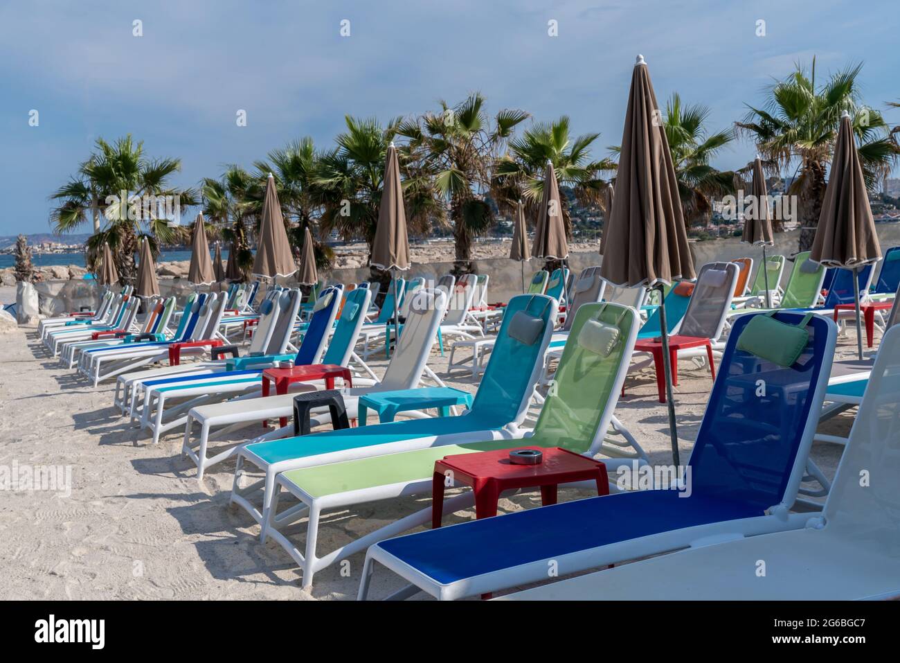 sedia a sdraio per turisti installata su una spiaggia privata di sabbia bianca Foto Stock