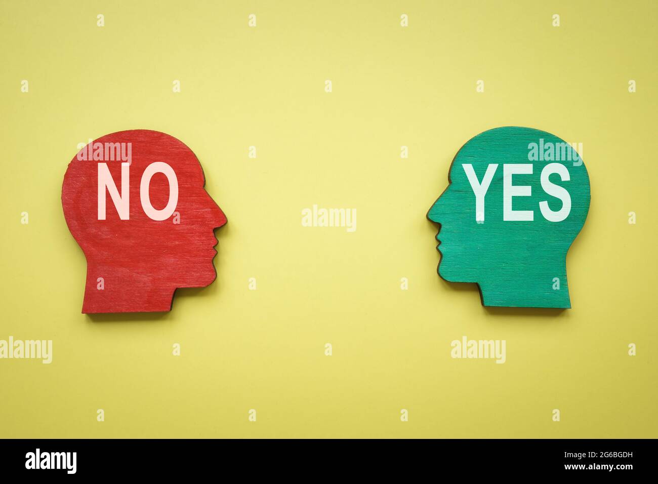 Teste con sì e senza iscrizioni. Negoziazione, dispute e opinioni divergenti. Foto Stock