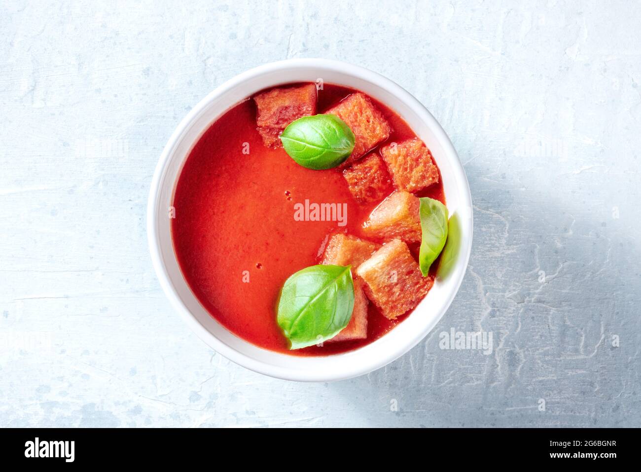 Zuppa di pomodoro con basilico, piatto disintossicante vegano sano, top shot. Pranzo di primavera Foto Stock