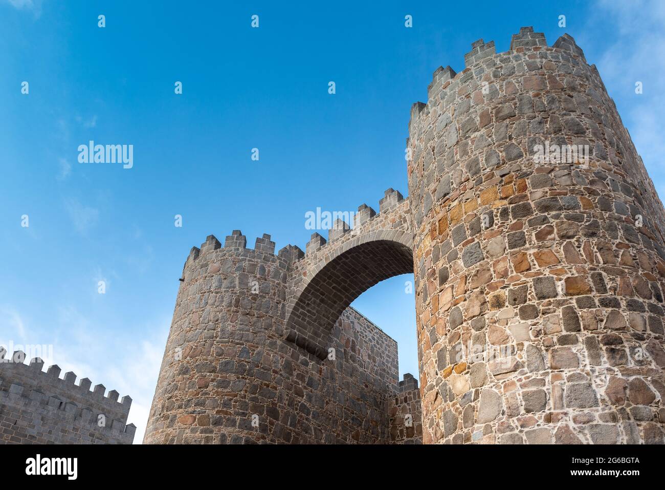 Alcazar porta delle mura medievali della città di Avila, Spagna Foto Stock