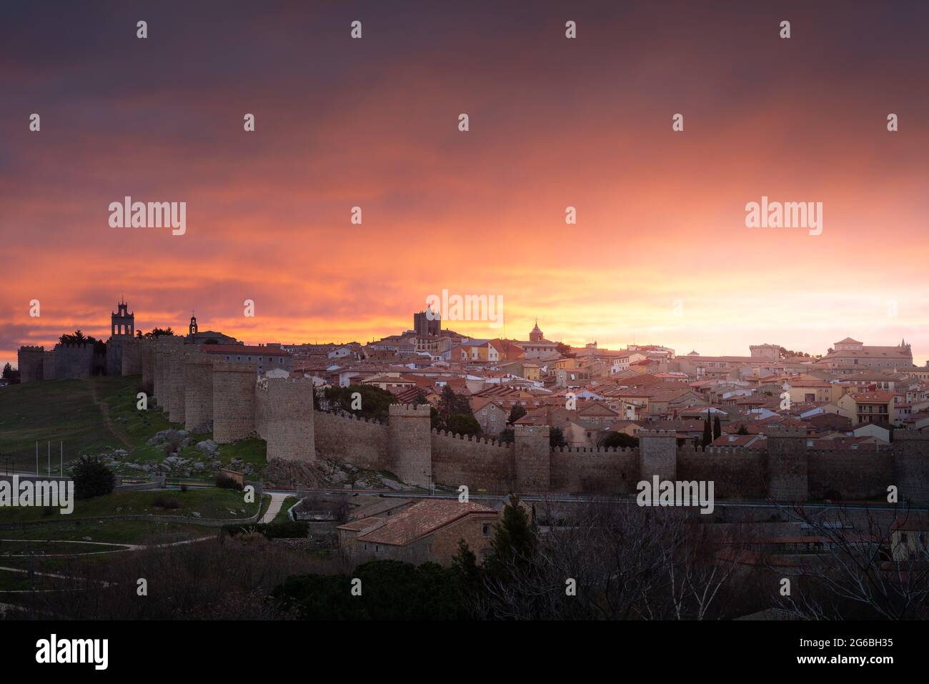 Vista panoramica delle mura medievali di Avila da Los Cuatro Postes Calvario, Spagna Foto Stock