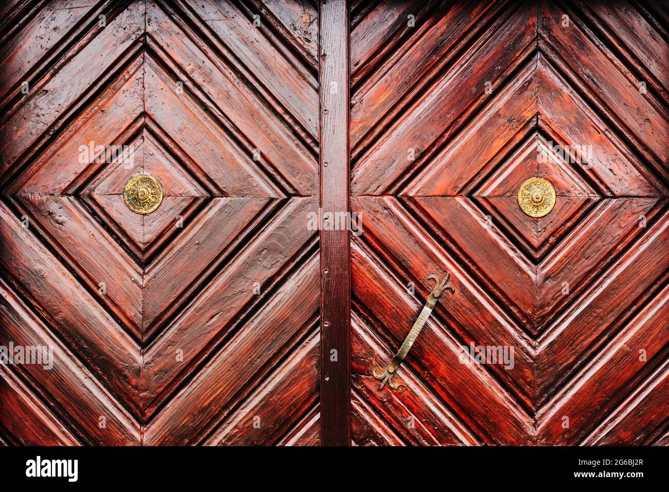 Rustico dettaglio porta in legno come sfondo, superficie intemperie di massiccia porta d'ingresso con motivo a diamante Foto Stock