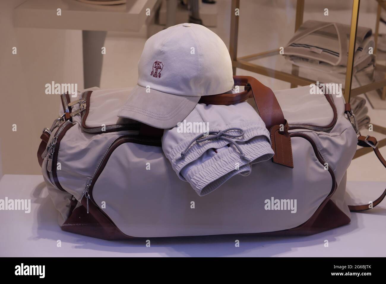 CAPPELLO, BORSA E PANTALONI IN ESPOSIZIONE AL BRUNELLO CUCINELLI BOUTIQUE  Foto stock - Alamy