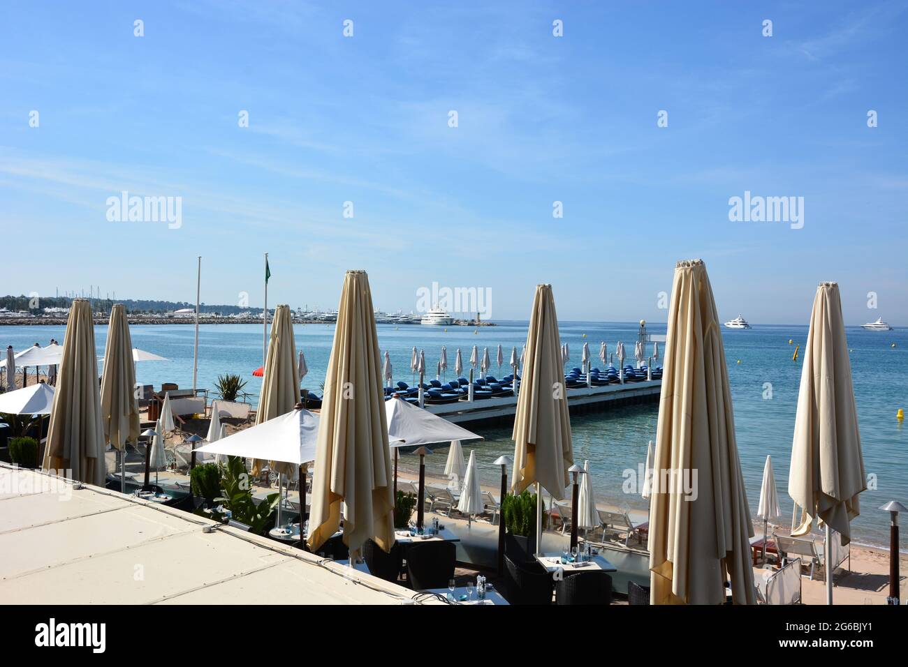 Francia, Cannes, le spiagge di questa famosa località balneare sul mar mediterraneo, capitale della cinéma. Foto Stock