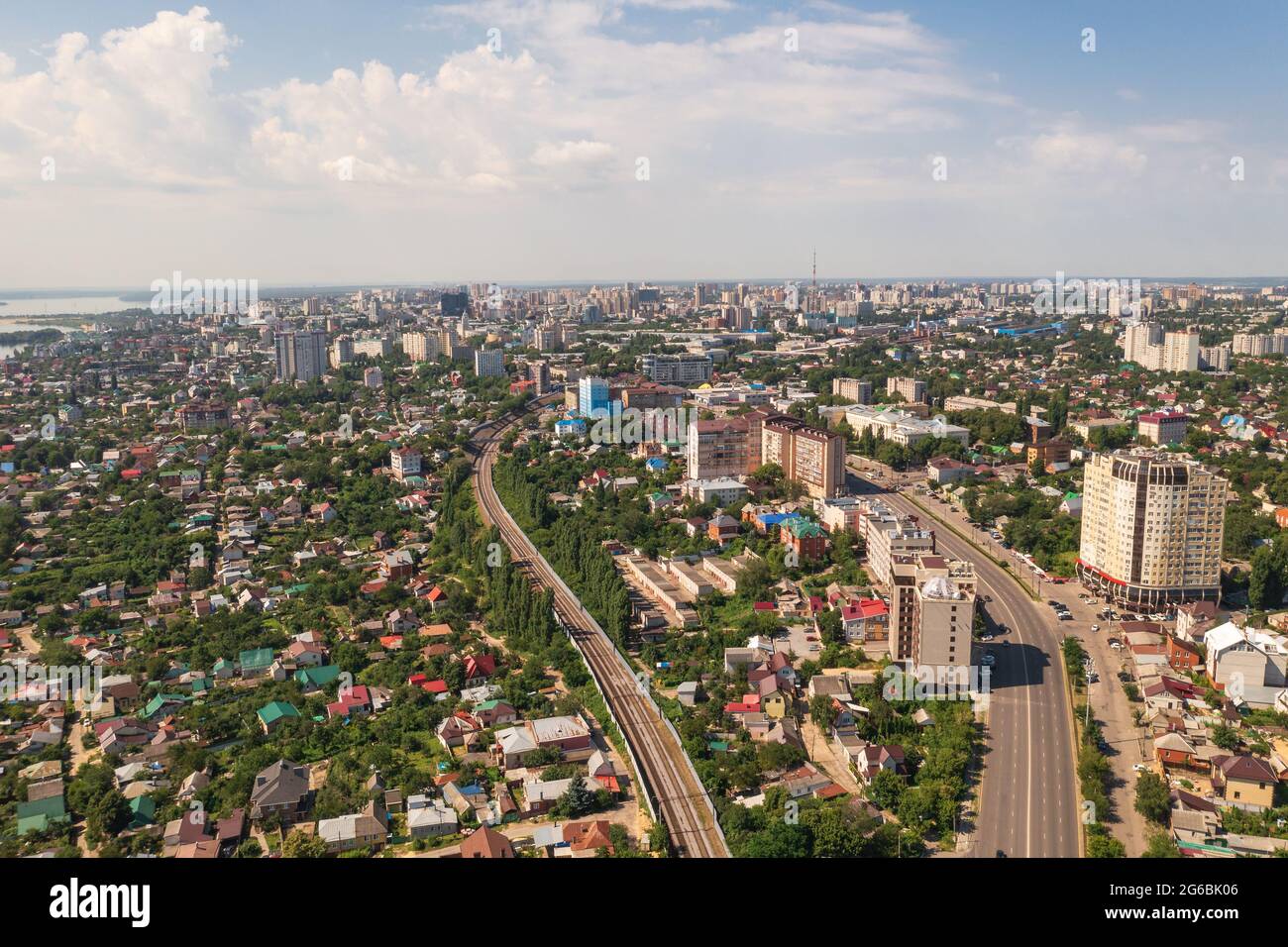 Voronezh città, vista aerea dal drone nella soleggiata giornata estiva, Russia. Foto Stock