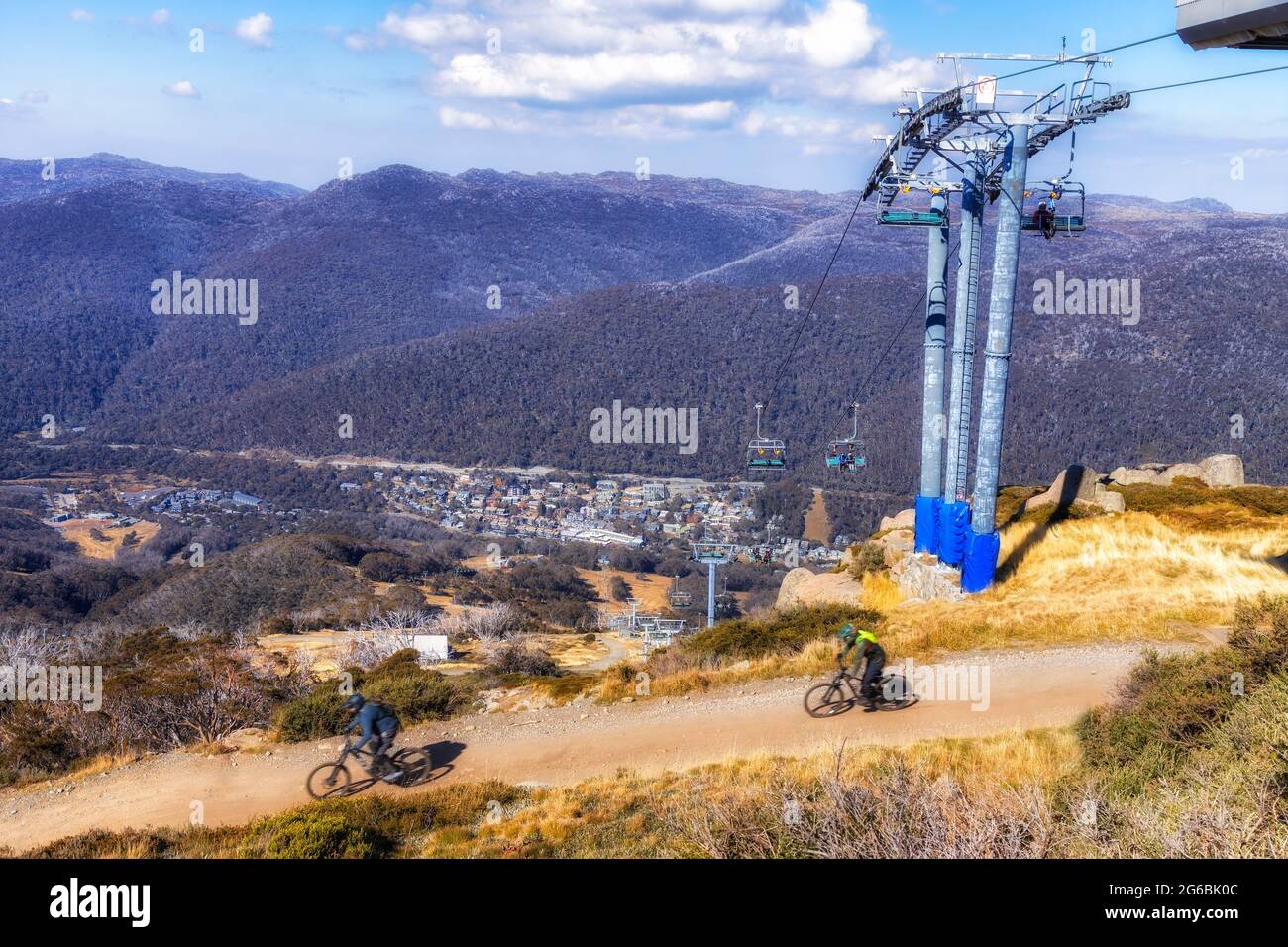 Valle di Thredbo e villaggio in Snowy Mountains of Australia - mountain bike in bicicletta lungo le piste vicino alla seggiovia alpina. Foto Stock