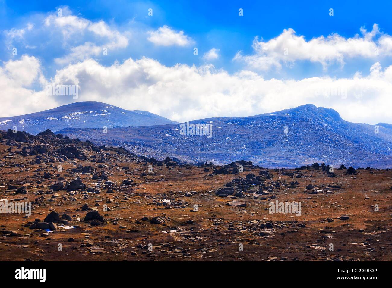 Cime e vetta del Monte Kosciuszko nelle Snowy Mountains dell'Australia in una giornata invernale soleggiata. Foto Stock