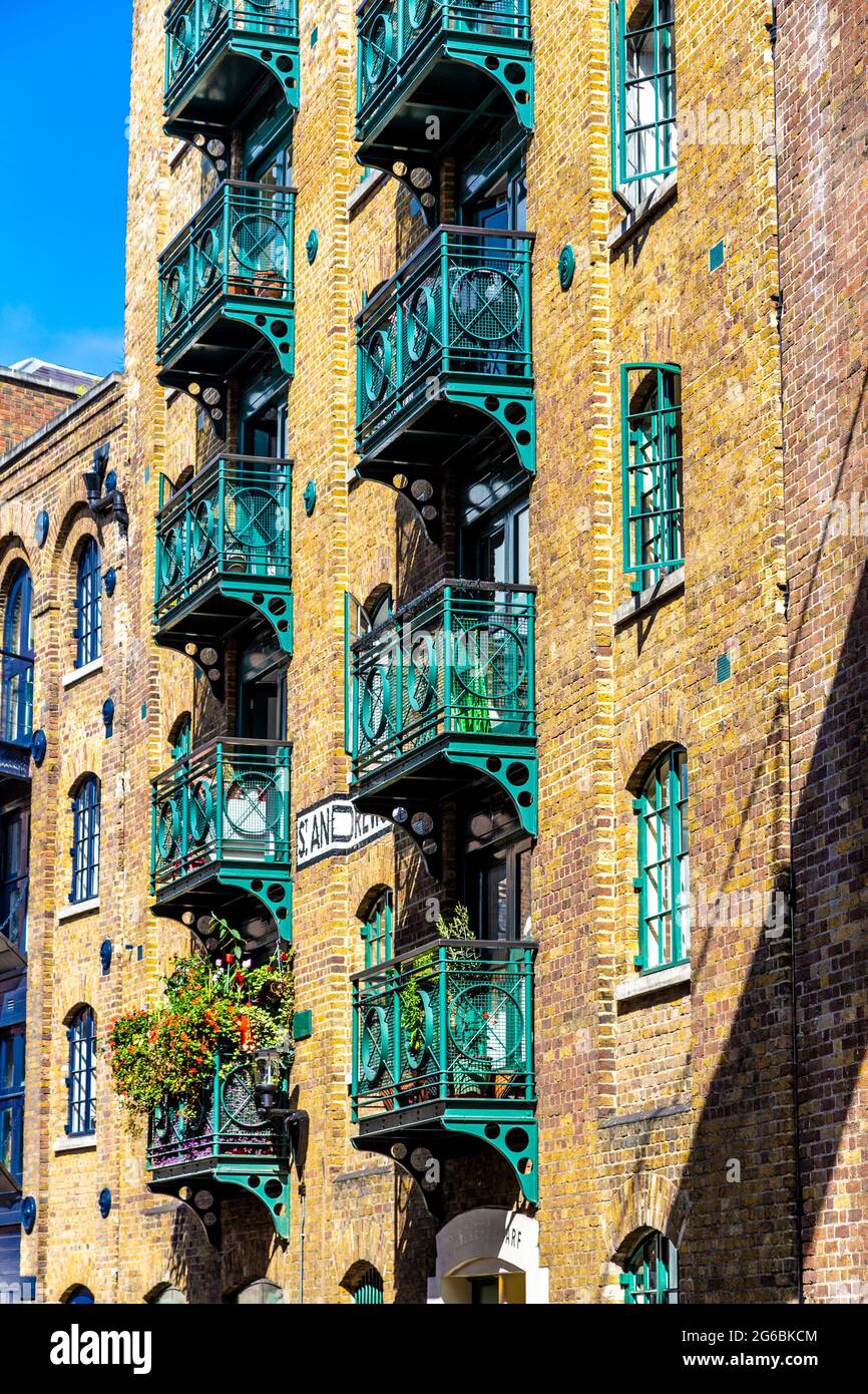 Balconi in ferro battuto al St Andrews Wharf convertito magazzino edificio, Shad Thames, Londra, Regno Unito Foto Stock