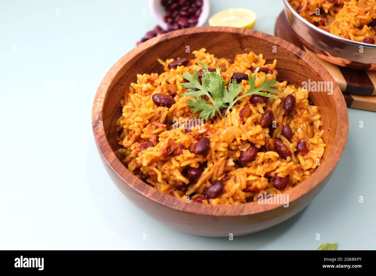 Cucina indiana - Kidney Beans Biryani, Rajma Pulao. Guarnito con coriandolo tritato e spicchi di limone. Rajma biryani servito con dahi. Foto Stock